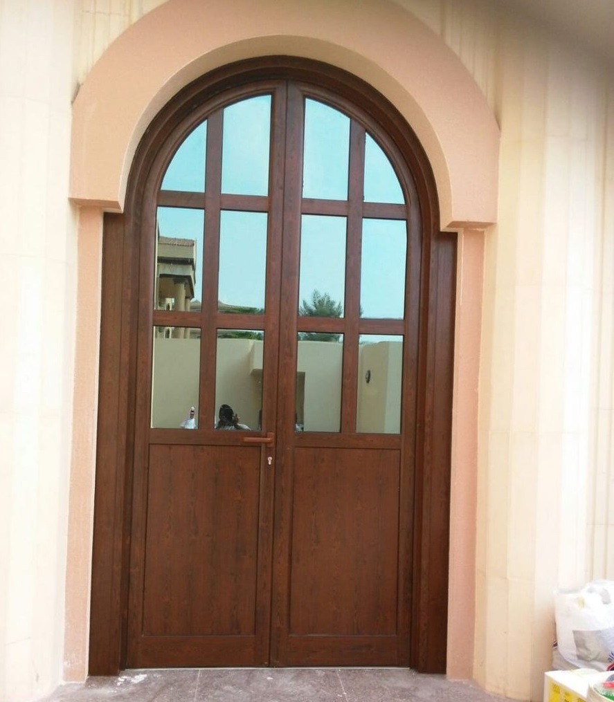 باب خشب وزجاج