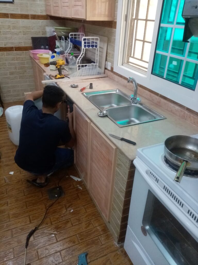 تصليح وصيانة مطابخ المنيوم وخشب 2026 | فى دبى 63 تصليح مطابخ