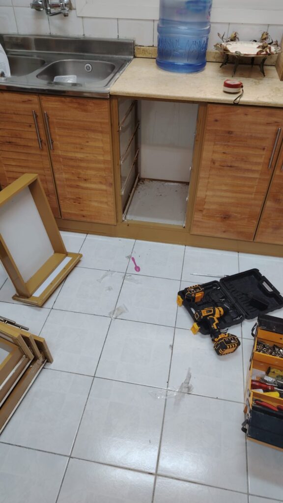 تصليح وصيانة مطابخ المنيوم وخشب 2026 | فى دبى 61 تصليح مطابخ