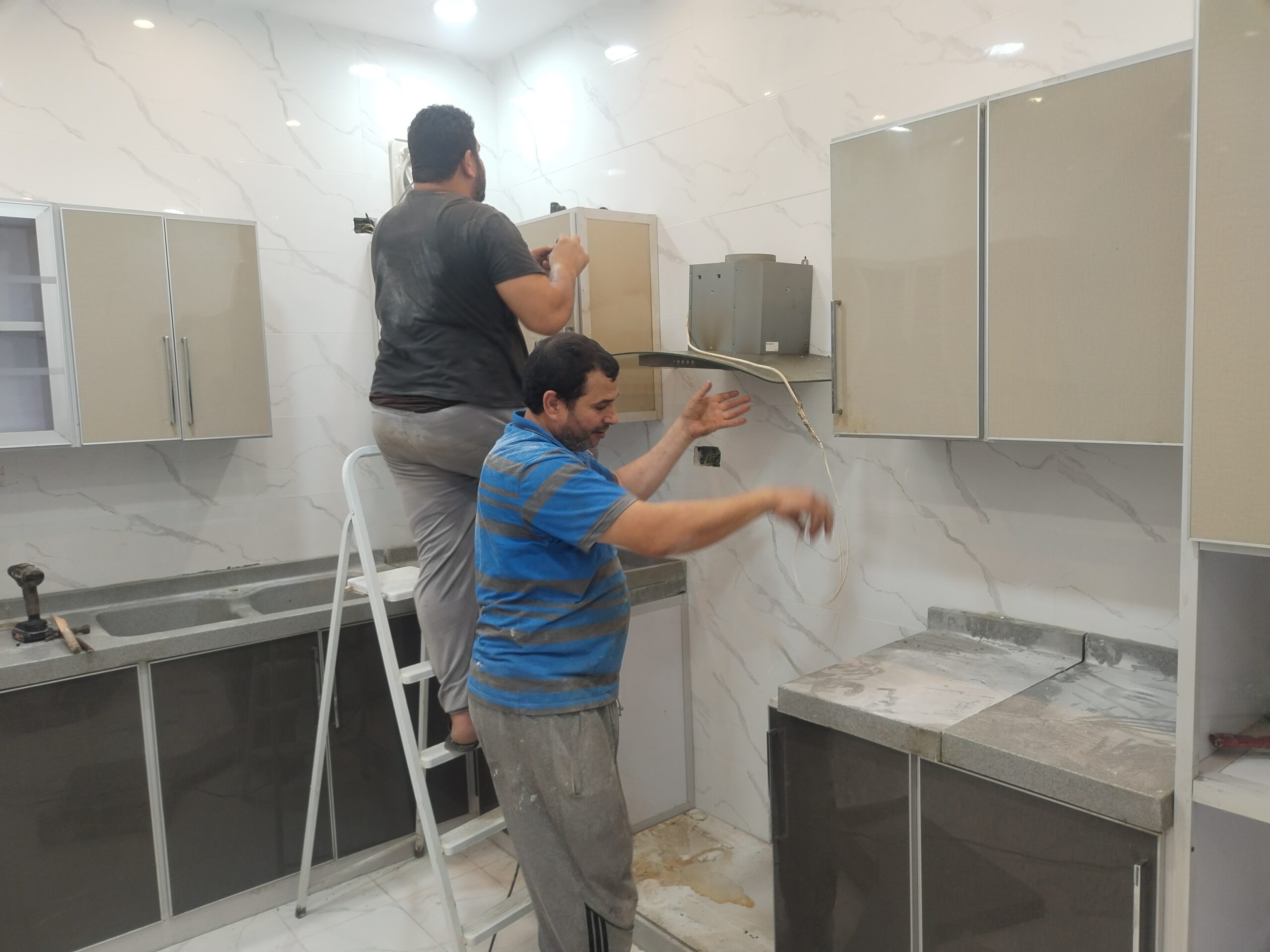 تصليح وصيانة مطابخ المنيوم وخشب 2026 | فى دبى 59 معلم فك و تركيب مطابخ 1 scaled 1