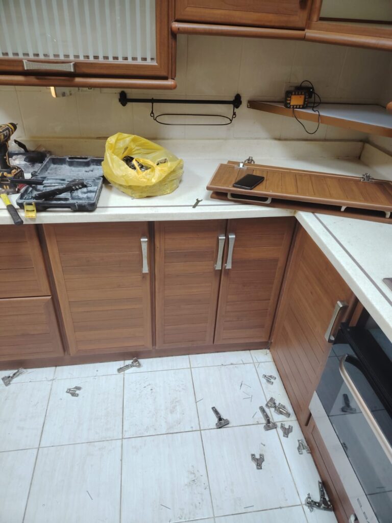 تصليح وصيانة مطابخ المنيوم وخشب 2026 | فى دبى 62 تصليح مطابخ