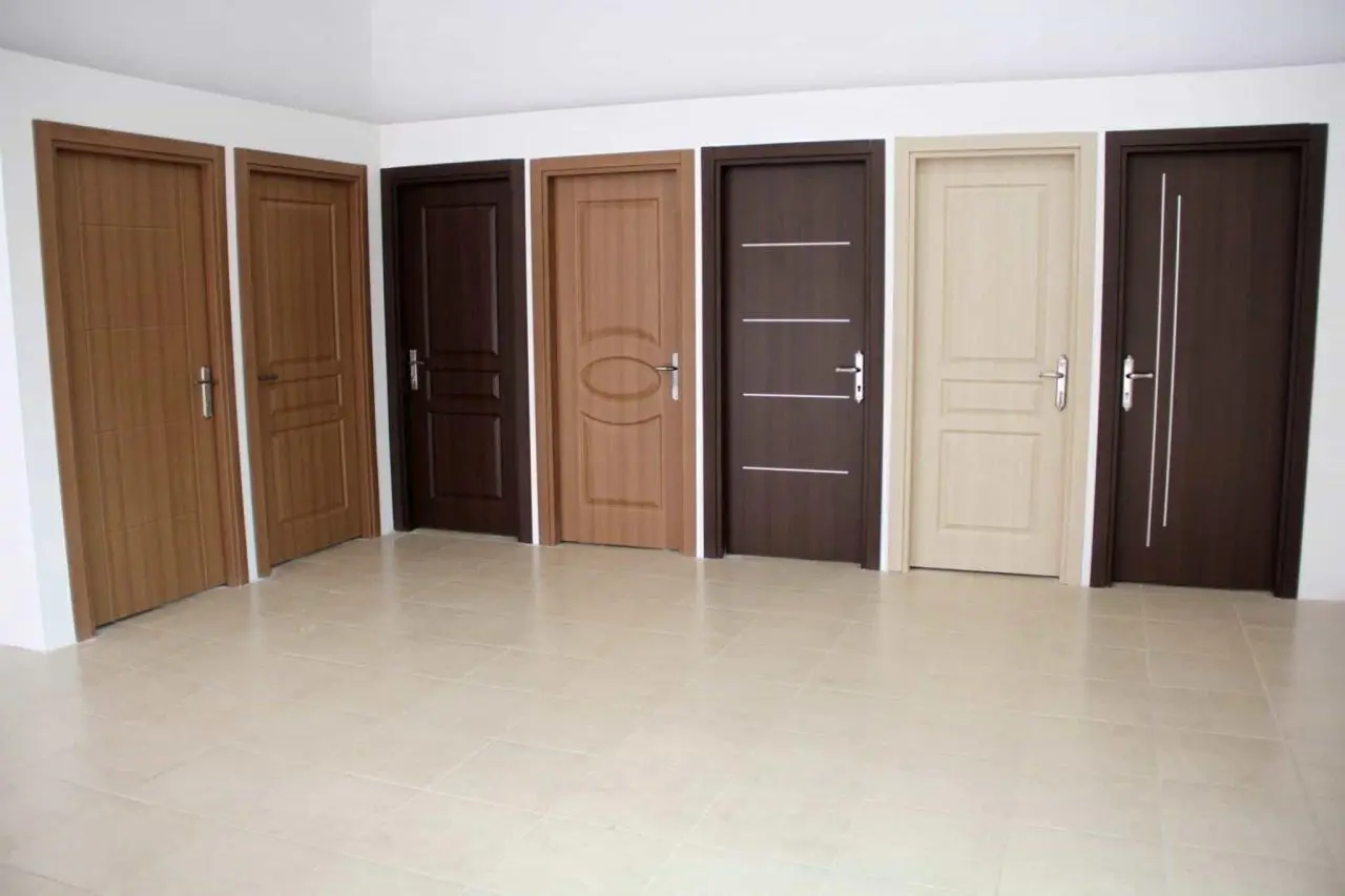 افضل انواع الخشب للابواب الداخلية 2026| دليل اختيارك من مكة 2 افضل انواع الخشب للابواب الداخلية