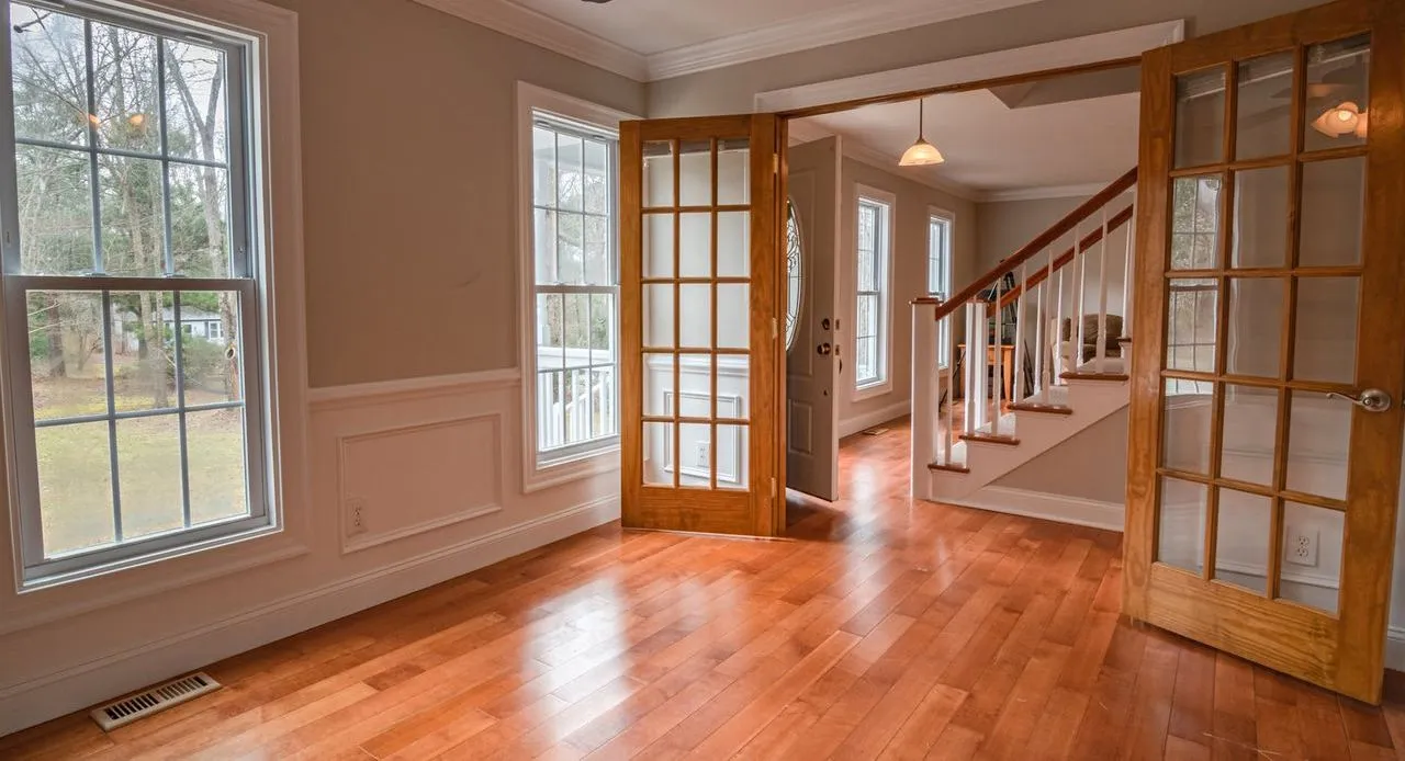 افضل انواع الخشب للابواب الداخلية 2026| دليل اختيارك من مكة 6 افضل انواع الخشب للابواب الداخلية