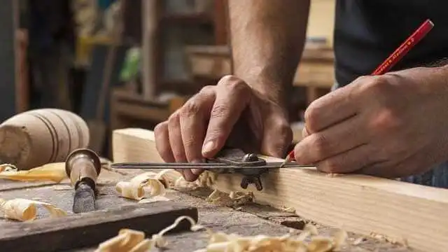 نجار في أم القيوين