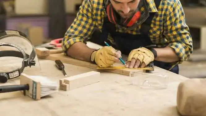 نجار في الشارقة